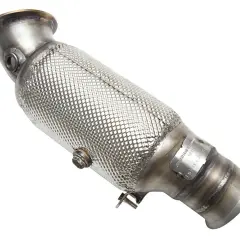Metalowy element układu wydechowego, czyli downpipe. Co to jest? To rura łącząca turbosprężarkę z katalizatorem.