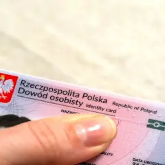 Dłoń trzyma polski dowód osobisty. Zastanawiasz się, ile wcześniej można wymienić dowód osobisty?