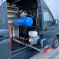 Mobilny kompresor i agregat prądotwórczy w furgonetce, gotowe do akcji pkd pomoc drogowa.