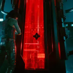 Cyberpunkowy bohater stoi przed czerwoną, świecącą kapsułą, która może kryć ukryte zakończenie gry.