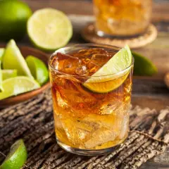 Rum z lodem i limonką, klasyczny drink. Idealny na upalne dni, gdy zastanawiasz się, z czym się pije rum.