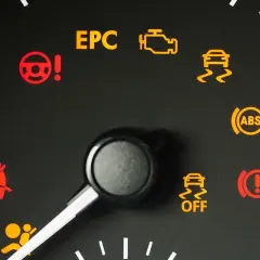 Na desce rozdzielczej świeci się czerwona kontrolka kierownicy z wykrzyknikiem, obok pomarańczowa kontrolka EPC.