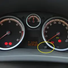 Deska rozdzielcza samochodu z wskaźnikami prędkości, paliwa i obrotów. Widoczny przebieg 13349 km. Insp w samochodzie.