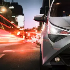 Szare Toyota Aygo 1.0 na nocnej ulicy. Jaki olej silnikowy wybrać, by zapewnić mu płynną jazdę?