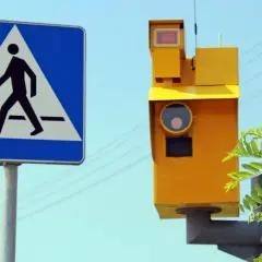 Znak przejścia dla pieszych i żółty fotoradar. Zastanawiasz się, po jakim czasie przychodzi mandat z fotoradaru?