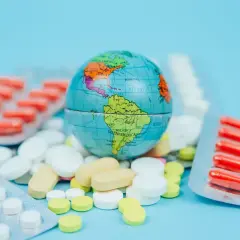 Globus otoczony lekami. Pytanie: czy można wysłać leki pocztą za granicę?