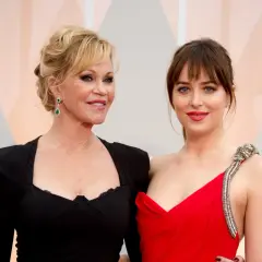 Dakota Johnson i jej mama Melanie Griffith na czerwonym dywanie.