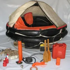 Zotico salvagente gonfiabile e attrezzature di emergenza, forse usati da Ambrogio Fogar dopo un incidente in mare.