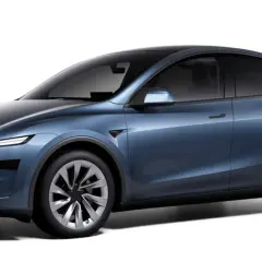 Niebieska Tesla Model Y, kiedy nowa, lśni w słońcu, gotowa na przygodę.