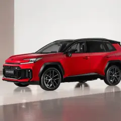 Czerwony RAV4 GR SPORT 2026 z czarnym dachem i felgami, prezentujący sportowy design i dynamiczną sylwetkę.