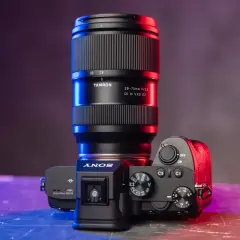 Obiektyw Tamron 28-75mm F/2.8 Di III VXD G2 na aparacie Sony Alpha. Idealny wybór, jeśli zastanawiasz się, jaki obiektyw do Sony Alpha.