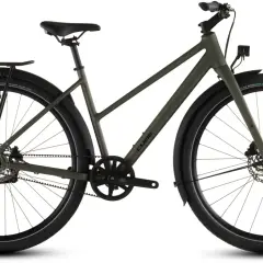 Ein grünes Cube Urban Bike mit Gepäckträger und Schutzblechen, perfekt für die Stadt.