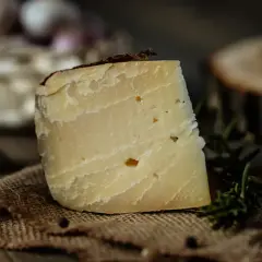 Un pezzo di fontina stagionata, ideale per chi cerca sapori autentici anche in gravidanza.