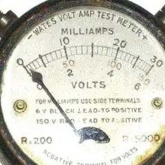 Stary galwanometr Wates Volt Amp Test Meter, wskazówka pokazuje niski odczyt na skali miliamperów.