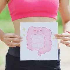 Persona con un disegno di un intestino felice, suggerimento per come ammorbidire le feci.