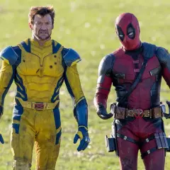 Hugh Jackman en costume jaune et bleu, aux côtés de Deadpool, prêts pour l'action dans Deadpool 3.