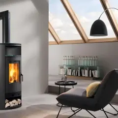 Moderner Kamin mit brennendem Feuer. Die jährlichen Kamin Kosten sind überschaubar, wenn man die Gemütlichkeit bedenkt.