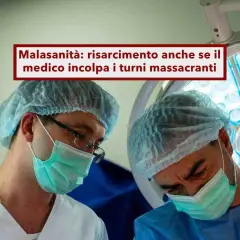 Due medici in sala operatoria, uno con occhiali, affrontano un caso di malasanità. La discussione verte sulla possibile omissione di soccorso, nonostante i turni massacranti.