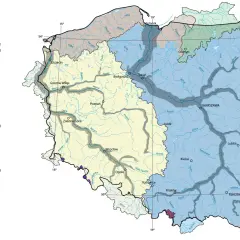 Mapa pokazuje zlewiska Morza Bałtyckiego, Czarnego i Północnego. Wiele rzek wpada do Bałtyku, w tym Wisła i Odra.
