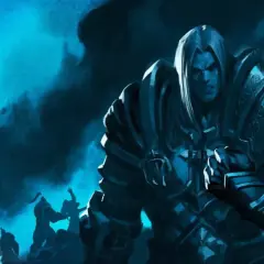 Mroczny Lich King w zbroi, z groźną miną, patrzy na sylwetki walczących w oddali.