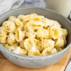 Orecchiette-Nudeln in cremiger Gorgonzola-Sauce, bestreut mit Pfeffer. Ein köstliches Gericht, das Lust auf mehr macht.