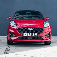 Czerwony Ford Puma z bliska, z tablicą rejestracyjną WE 9EF82. Idealny do miasta, poznaj jego ford puma wymiary.
