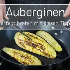 Aubergine zubereiten: Scheiben werden in der Pfanne gebraten, mit Rautenmuster und goldbraunen Röstaromen. Perfekt für ein leckeres Gericht.