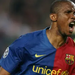 Samuel Eto'o, jeden z legendarnych napastników Barcelony, świętuje bramkę.