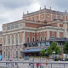 Imponerande fasad på Stockholms Operan med detaljerade fönster och en vacker arkitektur.