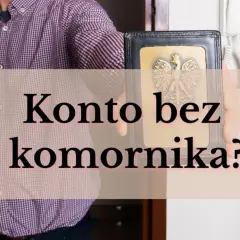 Czy komornik może zająć konto walutowe? Mężczyzna w kratę trzyma legitymację z orłem.