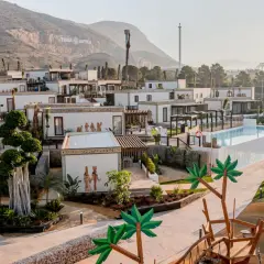 Resort con bungalows blancos decorados con jeroglíficos y figuras egipcias, piscina y zona de juegos. El hotel Grand Luxor evoca un oasis en Terra Mítica.