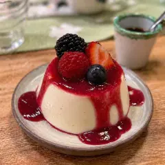 Cremige Panna Cotta mit Beeren und roter Sauce. Ein köstliches panna cotta rezept, das zum Genießen einlädt.