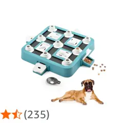 Un perro boxer mira un tablero de juegos mentales para perros con premios.