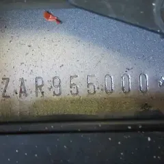La punzonatura dove si trova il numero di telaio, con il codice ZAR955000, è visibile su una superficie metallica.