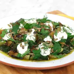 En härlig aubergine recept med rostade grönsaker, krämig ost och färska örter. Perfekt för en lätt lunch eller middag.