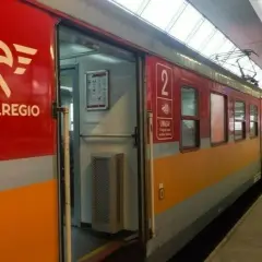Pociąg Polregio na stacji, gotowy do podróży. Może jedzie w stronę zielonej góry Żagań?