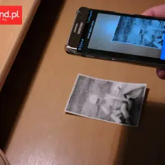 Telefon Samsung działa jako skaner zdjęć, cyfrowo archiwizując stare fotografie.