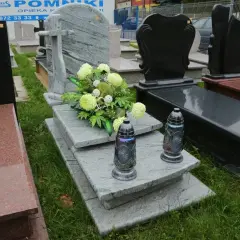 Kamienne nagrobki z kwiatami i zniczami. Na moim grobie nie ma być zniczy, tylko spokój.