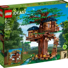 LEGO Baumhaus Anleitung: Das LEGO Ideas Set 21318 zeigt ein detailreiches Baumhaus mit vielen grünen Blättern und gemütlichen Hütten.