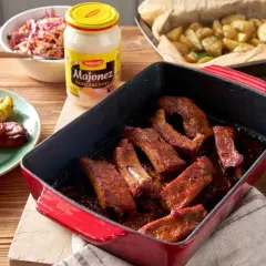 Soczyste żeberka w sosie, idealne do pieczenia. Dowiedz się, ile czasu piec żeberka w piekarniku, by były idealne.