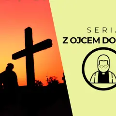 Sylwetka człowieka przy krzyżu na tle zachodzącego słońca. Obok napis "SERIA Z OJcem DOLINDO" i symbol księdza.