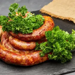 Złocista kiełbasa drobiowa, idealna na grilla. Ten przepis na kiełbasę drobiową zachwyci każdego!
