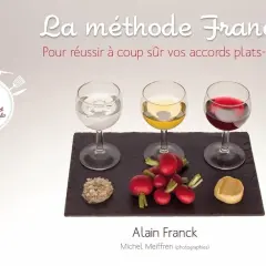 La méthode Franck : 60 recettes originales pour réussir vos accords mets et vins. Trois verres de vin, radis et une bouchée sur fond sombre.