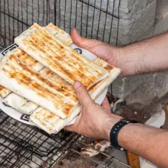 Talerz pełen pysznych, grillowanych kebabów w cieście. Idealne na letnie spotkanie z przyjaciółmi.