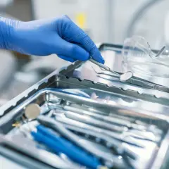 Dentysta z bólem: Kiedy musi przyjąć? Jak znaleźć pomoc?