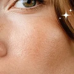 Piel radiante con la mejor base de maquillaje para 60 años. Textura suave y natural.