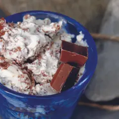 Blå skål med krämig glass och chokladbitar. Ett enkelt glass recept för en varm sommardag.