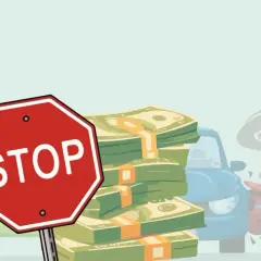 Ein Stoppschild vor einem Stapel Geld und beschädigten Autos. Ein Auffahrunfall kann teuer werden, die Strafe ist hoch.