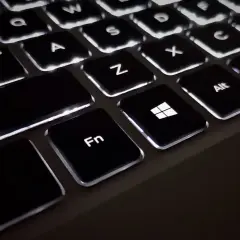 Klawiatura z podświetlanymi klawiszami. Widoczne klawisze Ctrl, Fn, Windows, Alt. To skrót na wyłączenie komputera.