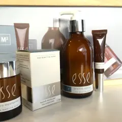 Esse hudvård med probiotika för känslig hud: en brun flaska med rengöring, en tub med serum och en burk med fuktkräm.